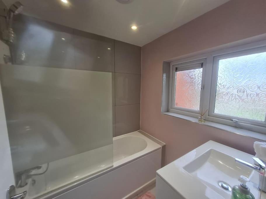 A&S Properties, No Guest Fees, Bank Transfe Deposit Available Wolverhampton Exterior photo