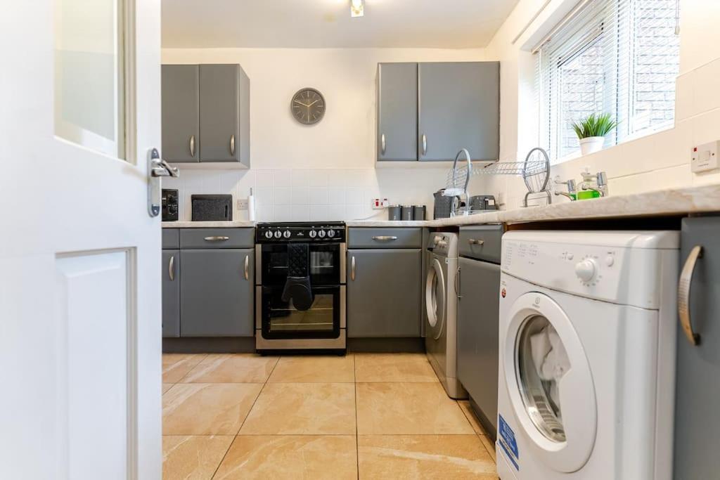 A&S Properties, No Guest Fees, Bank Transfe Deposit Available Wolverhampton Exterior photo